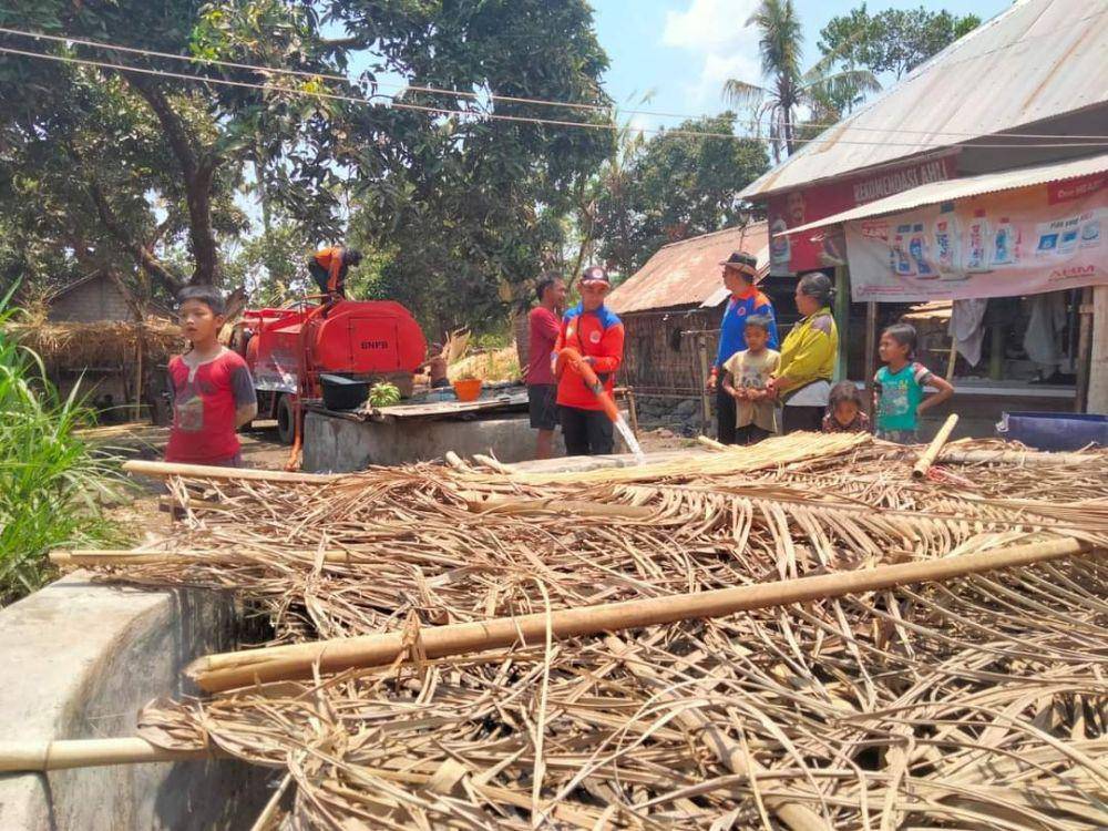 Distribusi air bersih yang dilakukan BPBD Karangasem ke beberapa wilayah yang mengalami kekeringan. (Dok.IDNTimes/BPBD Karangasem)