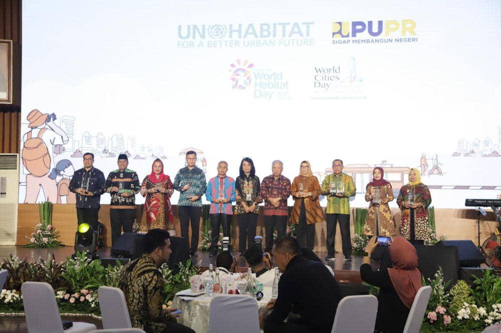 Penyerahan penghargaan Hari Habitat Dunia - Hari Kota Dnia (HHD-HKD 2023). (Dok. Istimewa)