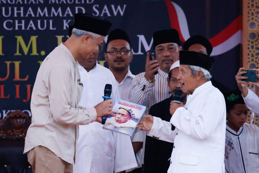 Ganjar Pranowo hadir dalam acara haul Mbah Hisyam Kalijaran di Pondok Pesantren Roudlotussholichin Sholichat Kalijaran, Purbalingga, Jawa Tengah (IDN Times/Istimewa)
