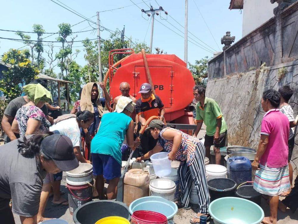 Distribusi air bersih yang dilakukan BPBD Karangasem ke beberapa wilayah yang mengalami kekeringan. (Dok.IDNTimes/BPBD Karangasem)