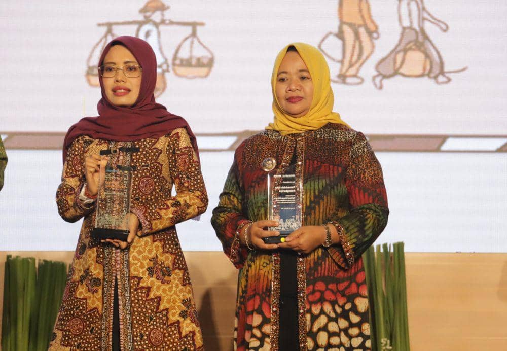 Penyerahan penghargaan Hari Habitat Dunia - Hari Kota Dnia (HHD-HKD 2023). (Dok. Istimewa)