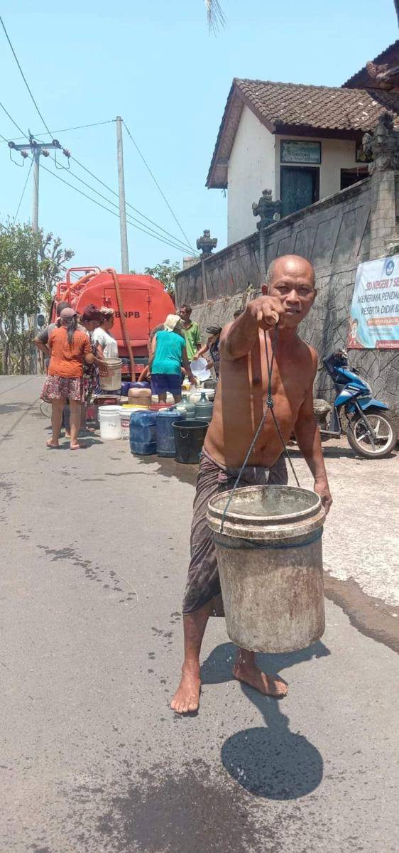 Distribusi air bersih yang dilakukan BPBD Karangasem ke beberapa wilayah yang mengalami kekeringan. (Dok.IDNTimes/BPBD Karangasem)