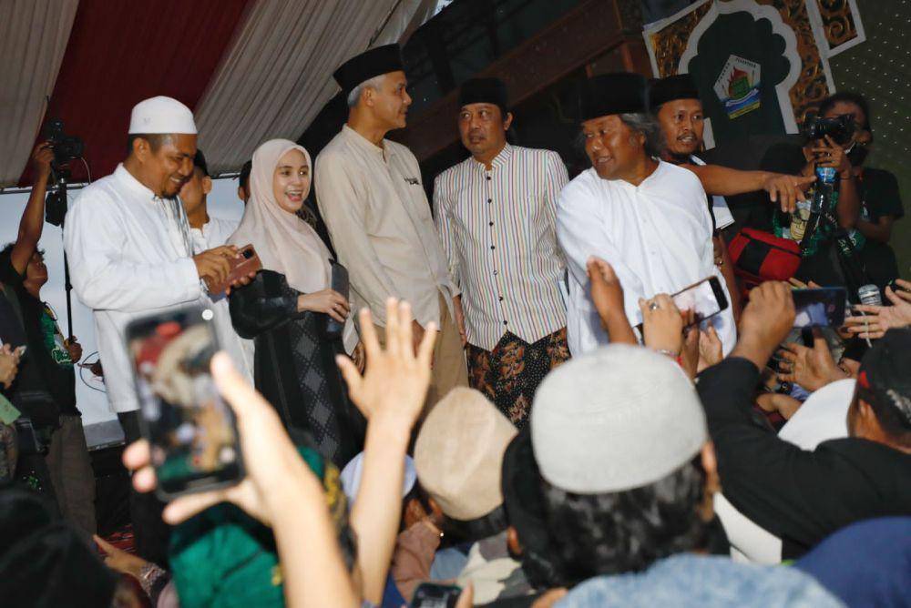 Ganjar Pranowo hadir dalam acara haul Mbah Hisyam Kalijaran di Pondok Pesantren Roudlotussholichin Sholichat Kalijaran, Purbalingga, Jawa Tengah (IDN Times/Istimewa)