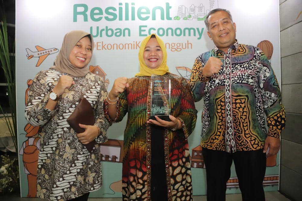 Penyerahan penghargaan Hari Habitat Dunia - Hari Kota Dnia (HHD-HKD 2023). (Dok. Istimewa)