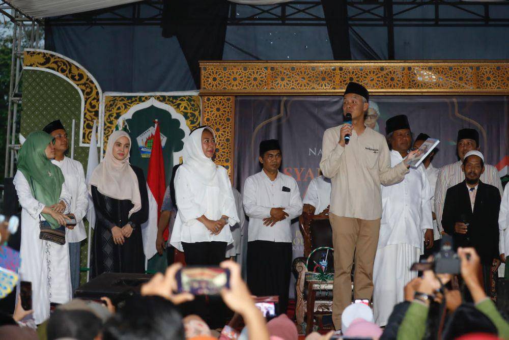 Ganjar Pranowo hadir dalam acara haul Mbah Hisyam Kalijaran di Pondok Pesantren Roudlotussholichin Sholichat Kalijaran, Purbalingga, Jawa Tengah (IDN Times/Istimewa)