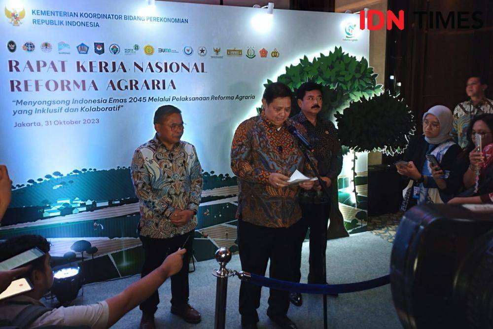 Menteri Koordinator (Menko) Perekonomian Airlangga Hartarto di sela Rapat Kerja Nasional Reforma Agraria di Sheraton Hotel, Gandaria City, Jakarta, Selasa (31/10/2023). (IDN Times/Trio Hamdani)