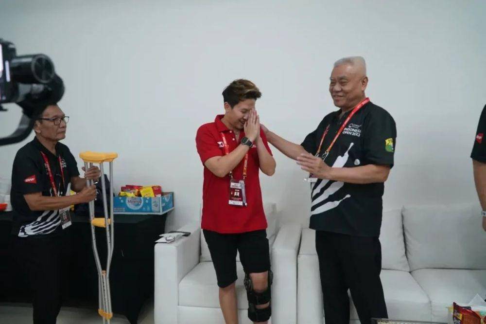 Ketua Harian PP PBSI, Alex Tirta bersama Liliyana Natsir (https://pbsi.id/)