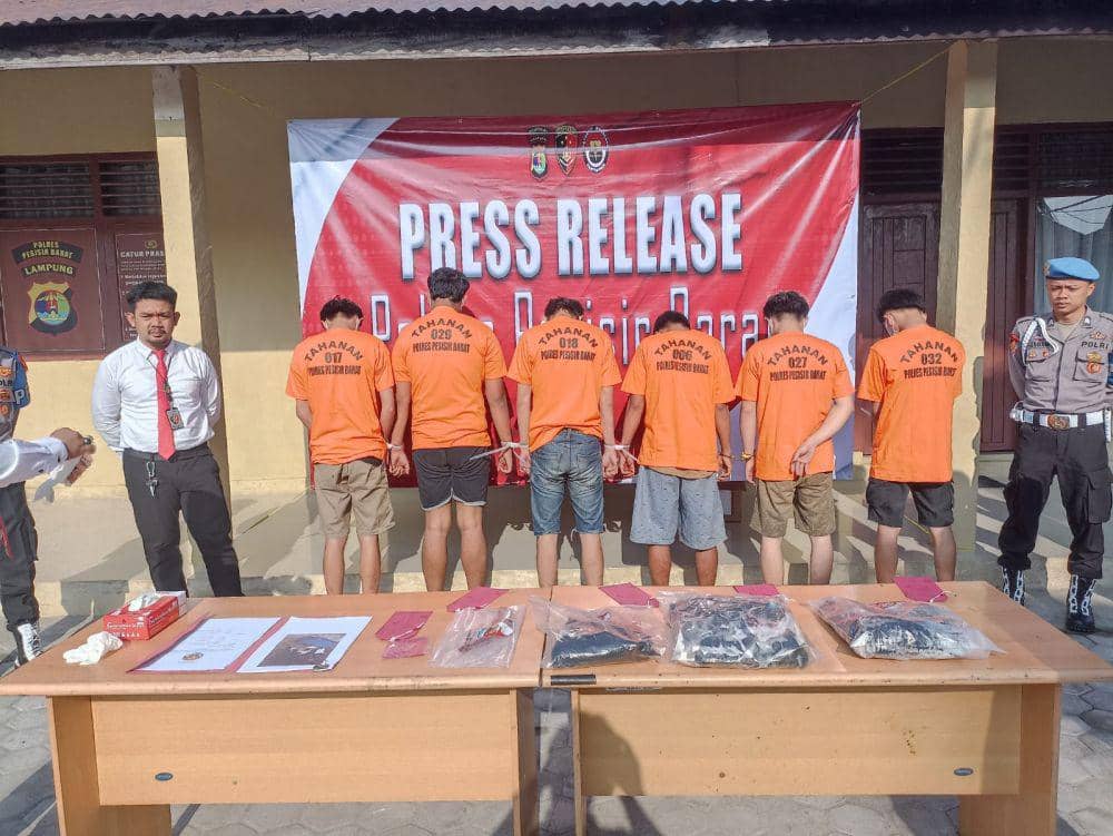 Ungkap kasus pengeroyokan mengakibatkan korban jiwa di Kabupaten Pesisir Barat. (Dok. Polres Pesibar).