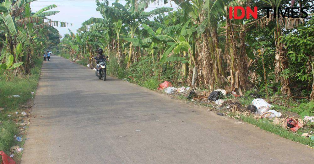 Penampakan sampah liar yang berada di sisi jalan Mandor Tajir, Kecamatan Bojongsari, Kota Depok. (IDNTimes/Dicky)