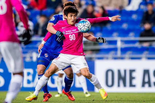 Kim Bong-jin (jersey merah muda) saat membela klub Hongkong Kitchee FC (football-tribe.com)
