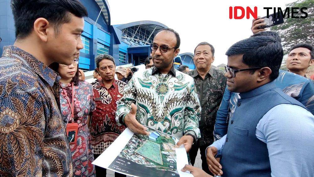 Dubes UEA dan Gibran meninjau lokasi RS Emirates-Indonesia di Solo Techno Park. (IDN Times/Larasati Rey)