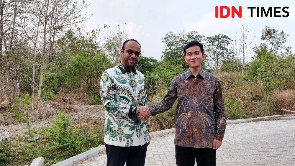 Dubes UEA dan Gibran meninjau lokasi RS Emirates-Indonesia di Solo Techno Park. (IDN Times/Larasati Rey)