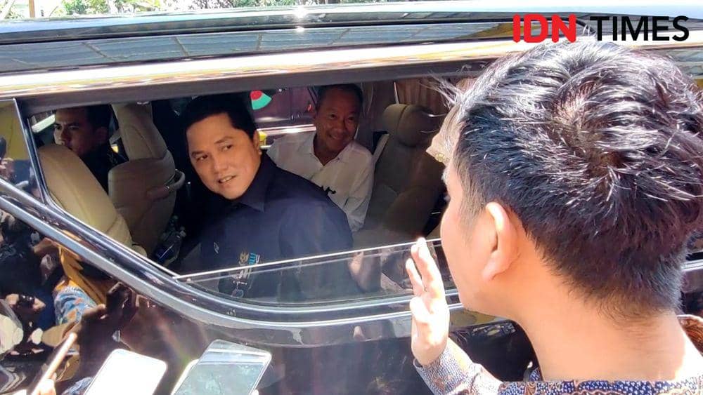 Ketua PSSI Erick Thohir berbincang dengan Gibran Rakabuming Raka. (IDN Times/Larasati Rey)