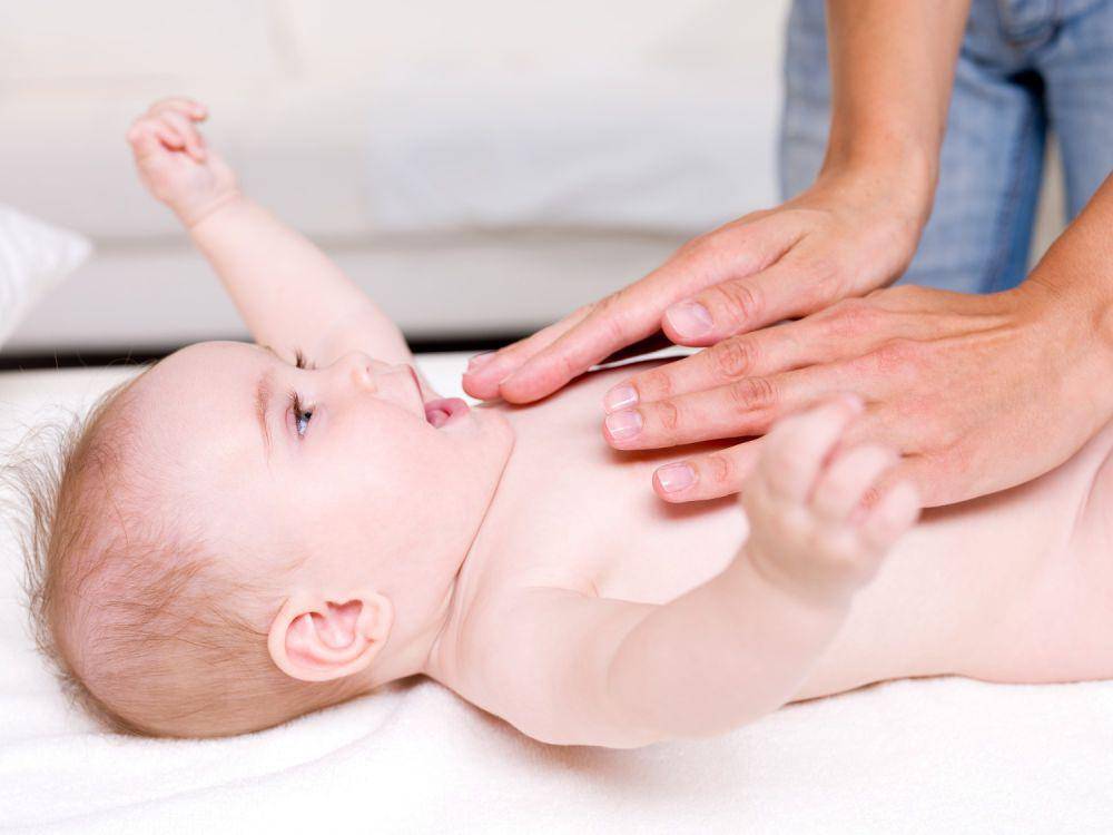 ilustrasi memijat tubuh bayi (freepik.com/valuavitaly)