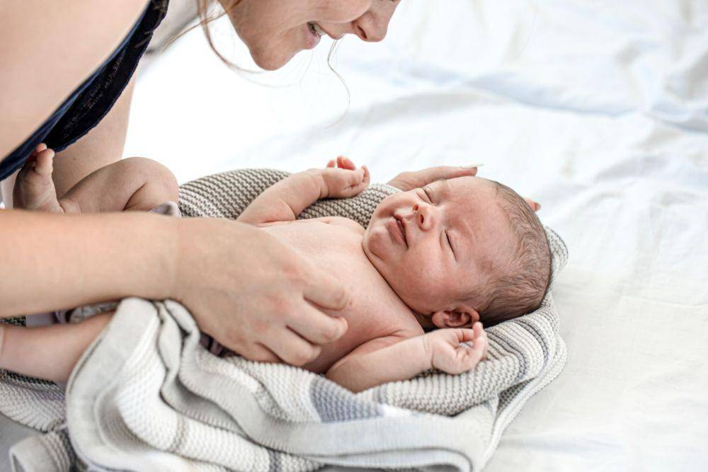 ilustrasi mengeringkan tubuh bayi (freepik.com/pvproductions)