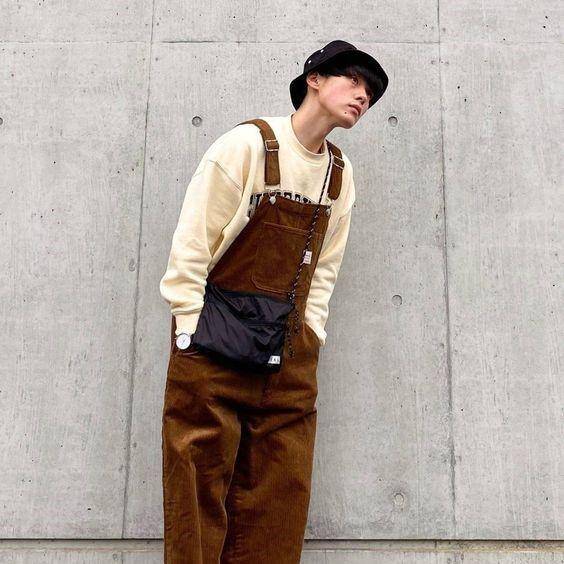 Outfit nonton konser pria overall atau baju kodok (pinterest.com)