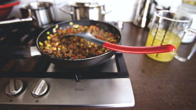 ilustrasi proses memasak tongkol suwir balado (pexels.com/Matthias Zomer)