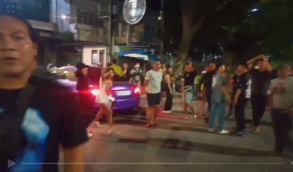 Tangkapan layar video rekaman sejumlah orang mengintimidasi jurnalis di depan THM Publiq Makassar, Kamis (26/10/2023). Istimewa