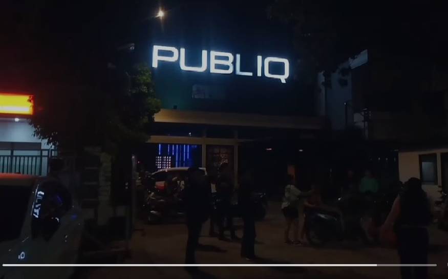 Tangkapan layar video rekaman sejumlah orang mengintimidasi jurnalis di depan THM Publiq Makassar, Kamis (26/10/2023). Istimewa