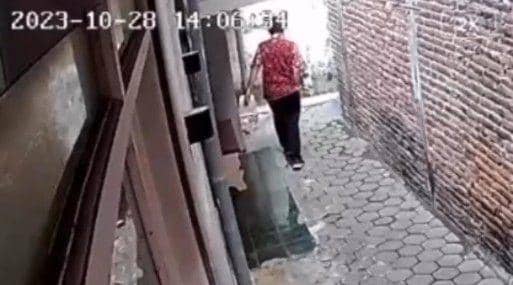 Penipu berkedok petugas Puskesmas Dinoyo yang terekam CCTV. (IDN Times/istimewa)