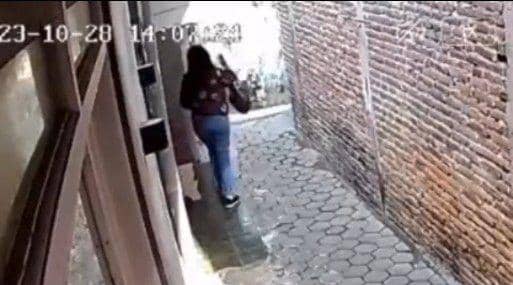 Penipu berkedok petugas Puskesmas Dinoyo yang terekam CCTV. (IDN Times/istimewa)