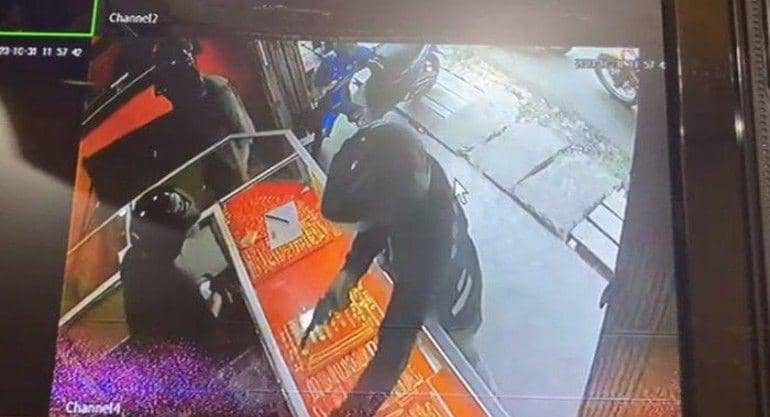 (Toko emas Fatiha yang baru saja dirampok oleh 3 orang bersenpi) IDN Times/istimewa