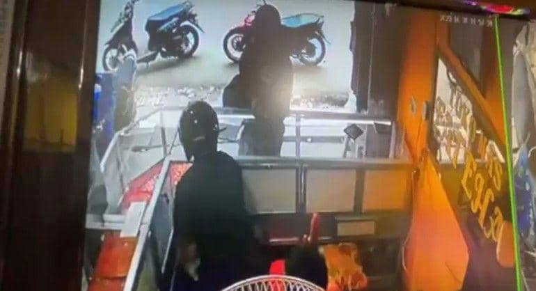 (Toko emas Fatiha yang baru saja dirampok oleh 3 orang bersenpi) IDN Times/istimewa