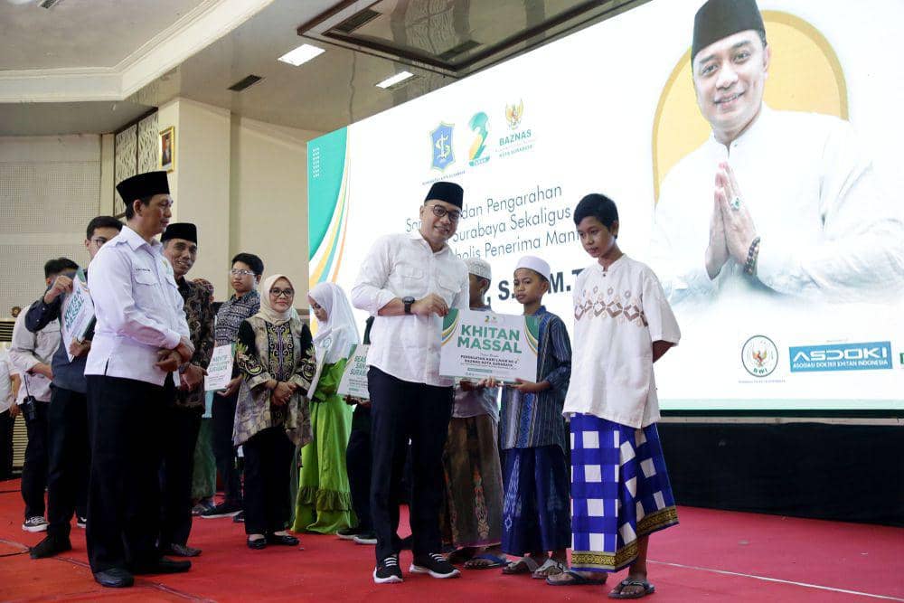 Santri di Surabaya mendapat beasiswa dari Baznas. (Dok. Diskominfo Kota Surabaya)