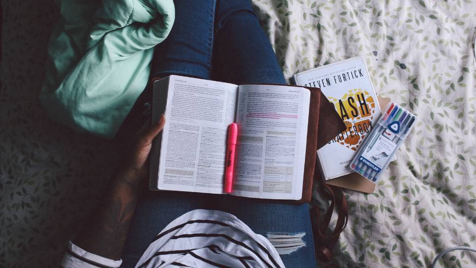 Ilustrasi membaca buku (unsplash.com/Jazmin Quaynor)