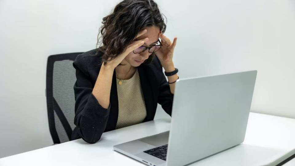 Ilustrasi wanita bekerja menggunakan laptop (unsplash.com/Resume Genius)