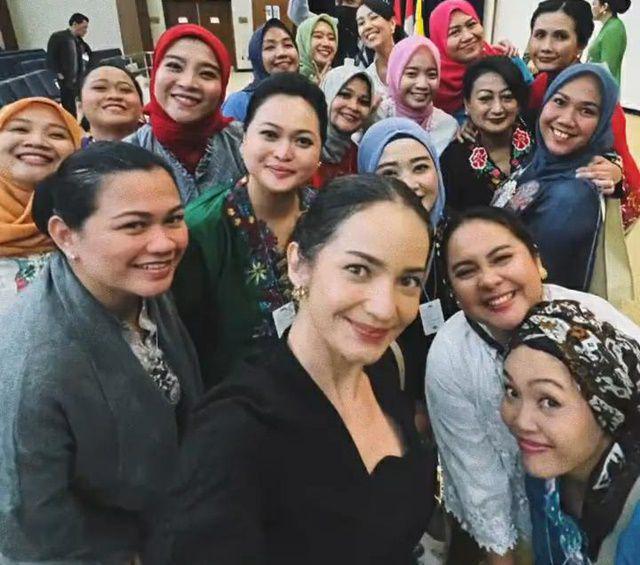 9 Potret Kedekatan Enzy Bersama Ibu-Ibu KBRI di Washington D.C.