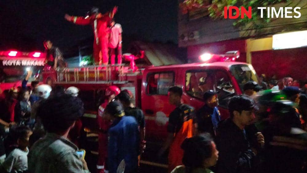 Kebakaran menghanguskan sepuluh rumah di Jl. M. Tahir, Kecamatan Tamalate, Makassar, Senin malam ( 30/10/2023). (IDN Times/Dahrul Amri)