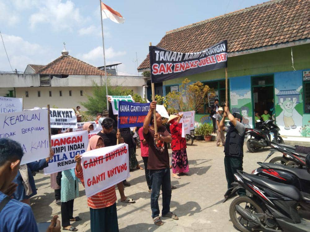 Warga gelar aksi tolak harga ganti rugi lahan terdampak tol di Tulungagung. IDN Times/ Istimewa