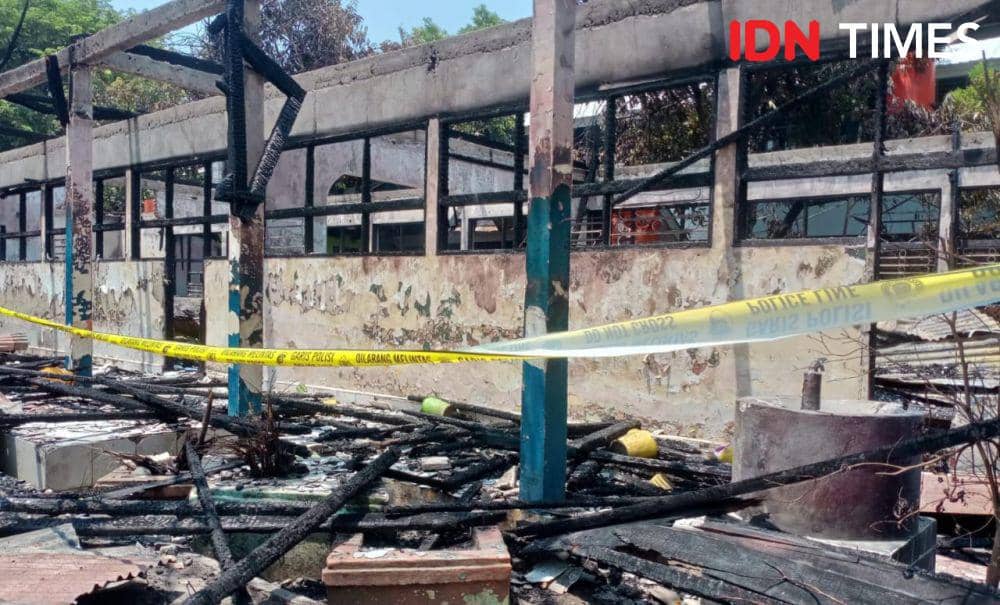 Kondisi bangunan sekolah SMP Negeri 8 Makassar usai kebakaran, Selasa (31/10/2023). IDN Times/Dahrul Amri Lobubun