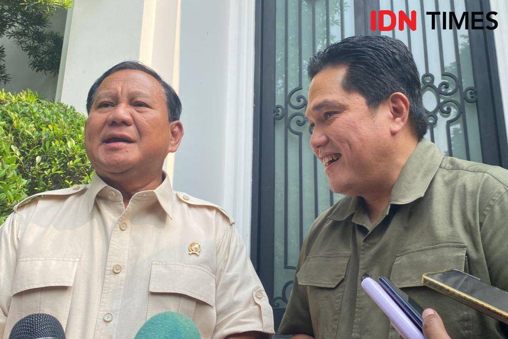 Bakal calon presiden (Bacapres) Prabowo Subianto menyambangi kediaman Menteri BUMN, Erick Thohir di kediaman pribadi Erick, di Menteng, Jakarta Pusat, Selasa (31/10/2023). (IDN Times/Vadhia Lidyana)