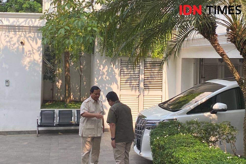 Bakal calon presiden (Bacapres) Prabowo Subianto menyambangi kediaman Menteri BUMN, Erick Thohir di kediaman pribadi Erick, di Menteng, Jakarta Pusat, Selasa (31/10/2023). (IDN Times/Vadhia Lidyana)