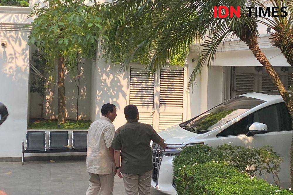 Bakal calon presiden (Bacapres) Prabowo Subianto menyambangi kediaman Menteri BUMN, Erick Thohir di kediaman pribadi Erick, di Menteng, Jakarta Pusat, Selasa (31/10/2023). (IDN Times/Vadhia Lidyana)