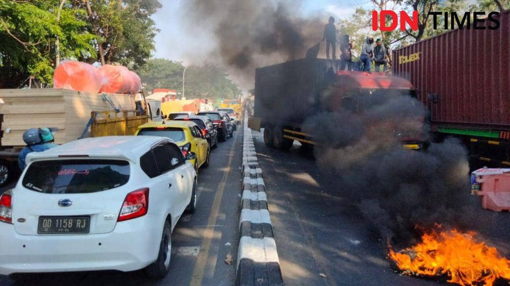 Demonstrasi mahasiswa di Jalan Sultan Alauddin Makassar, Sulawesi Selatan, Selasa (31/10/2023). IDN Times/Dahrul Amri Lobubun