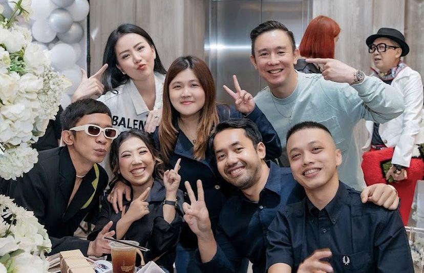 8 Potret Artis di Pesta Ultah Merzsisca Merry, Manager Rizky Billar