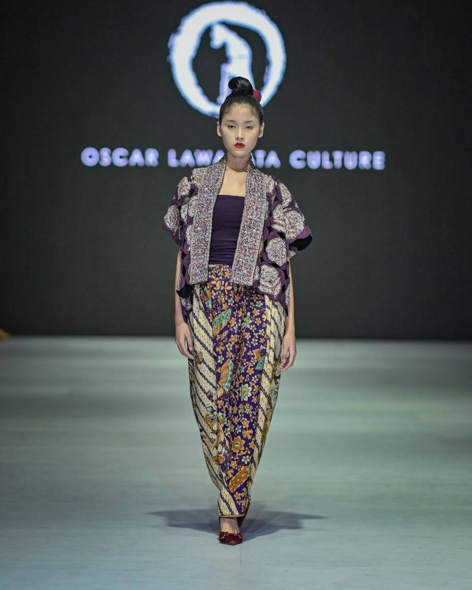 padanan kain tradisional Oscar Lawata Culture di JFW 2024 (dok. Jakarta Fashion Week/Oscar Lawata Culture)