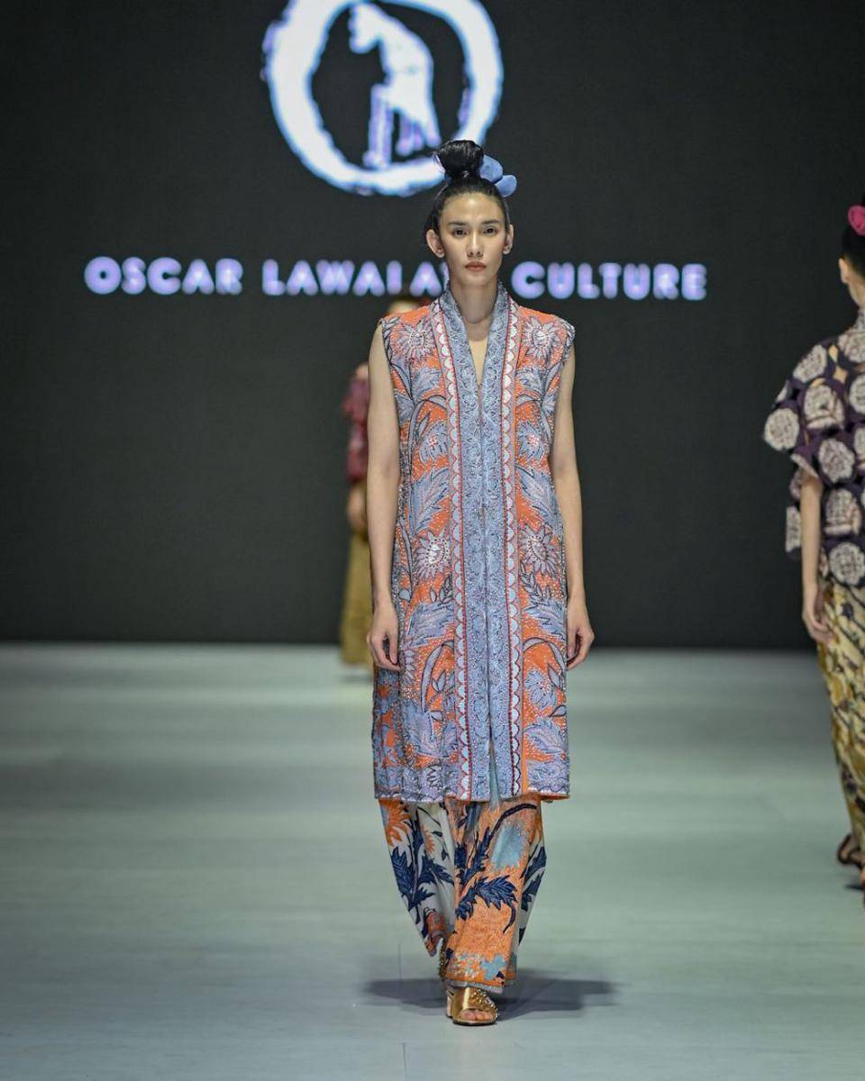 padanan kain tradisional Oscar Lawata Culture di JFW 2024 (dok. Jakarta Fashion Week/Oscar Lawata Culture)