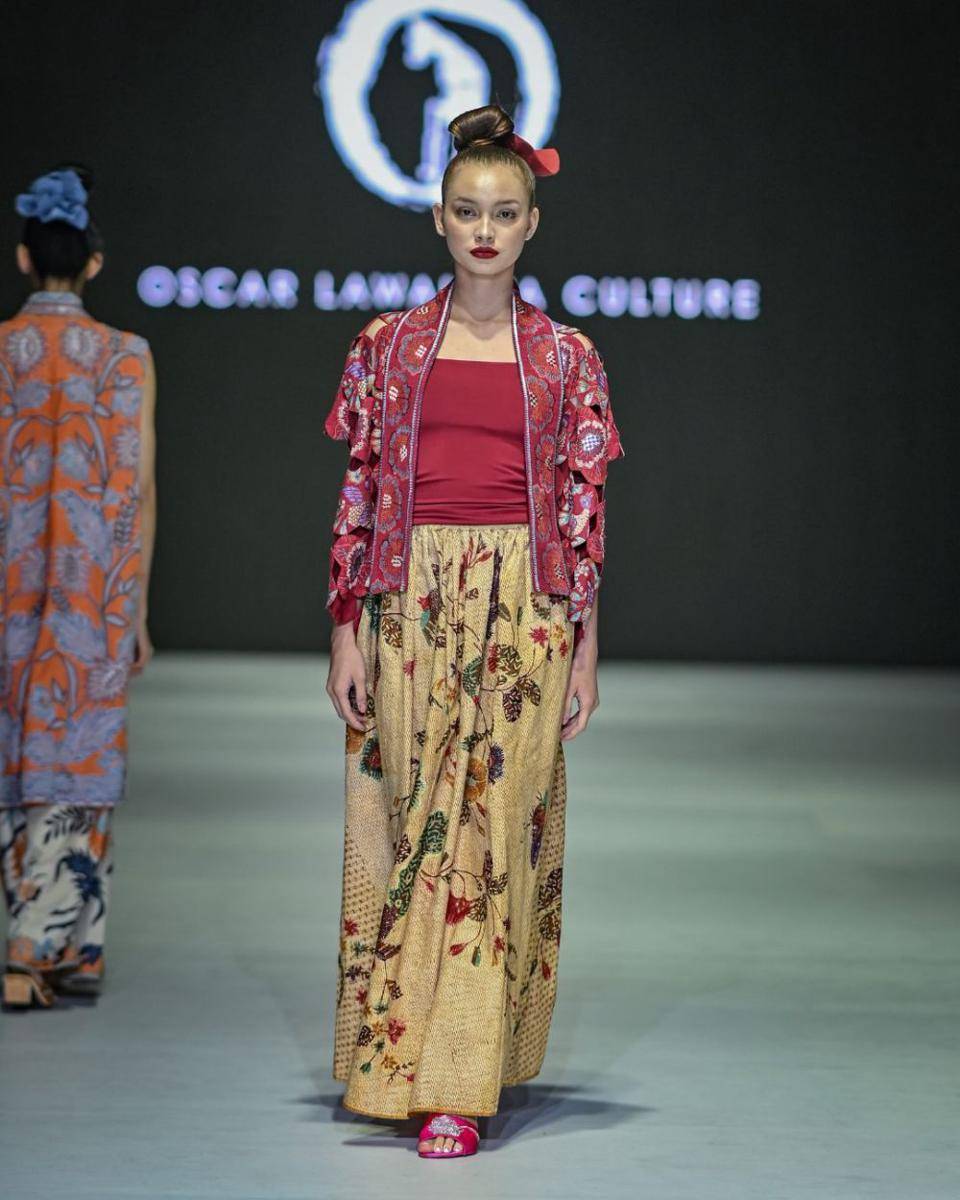 padanan kain tradisional Oscar Lawata Culture di JFW 2024 (dok. Jakarta Fashion Week/Oscar Lawata Culture)