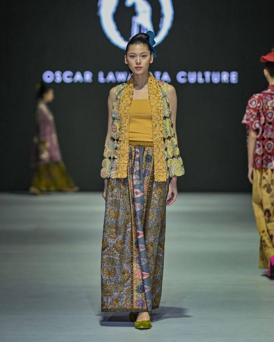 padanan kain tradisional Oscar Lawata Culture di JFW 2024 (dok. Jakarta Fashion Week/Oscar Lawata Culture)