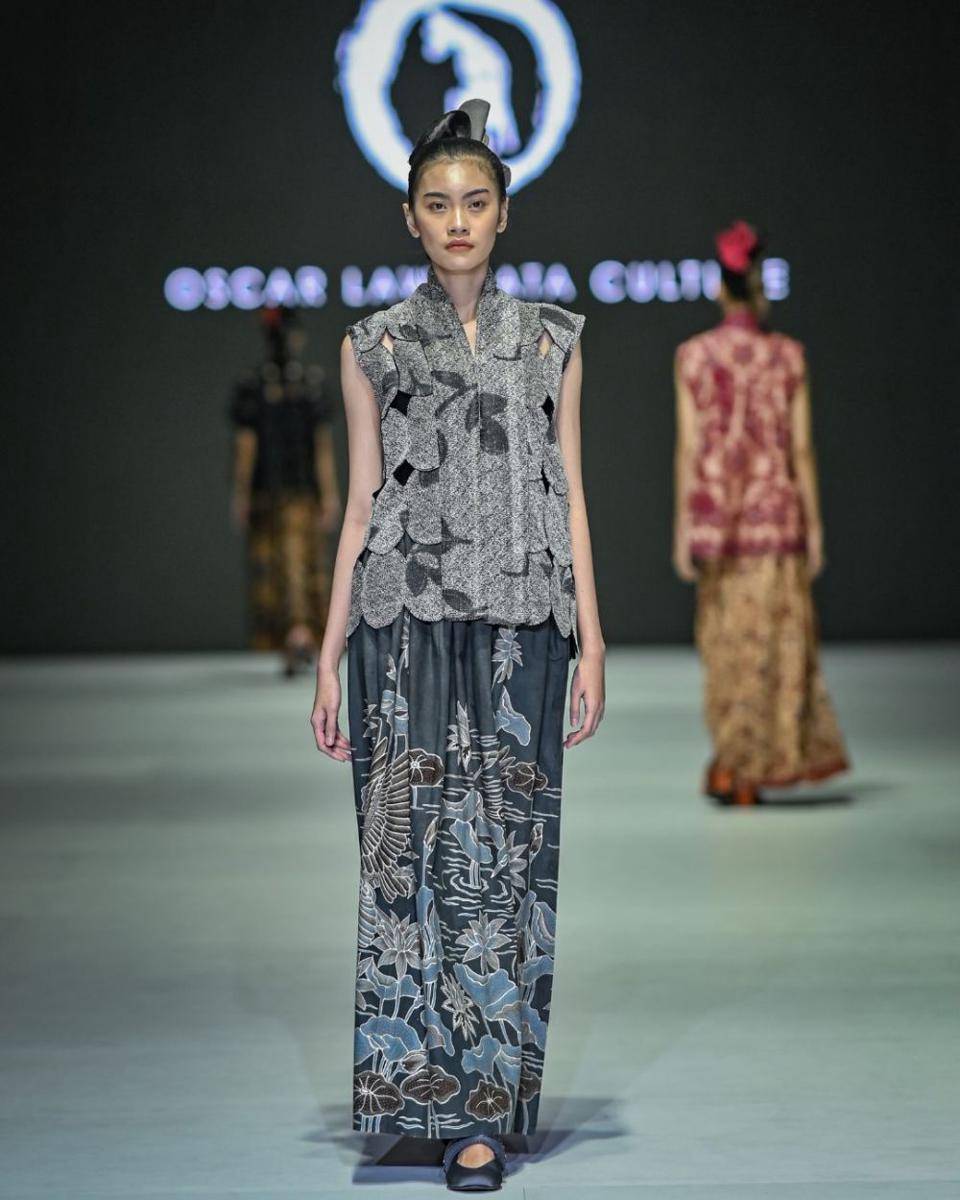 padanan kain tradisional Oscar Lawata Culture di JFW 2024 (dok. Jakarta Fashion Week/Oscar Lawata Culture)