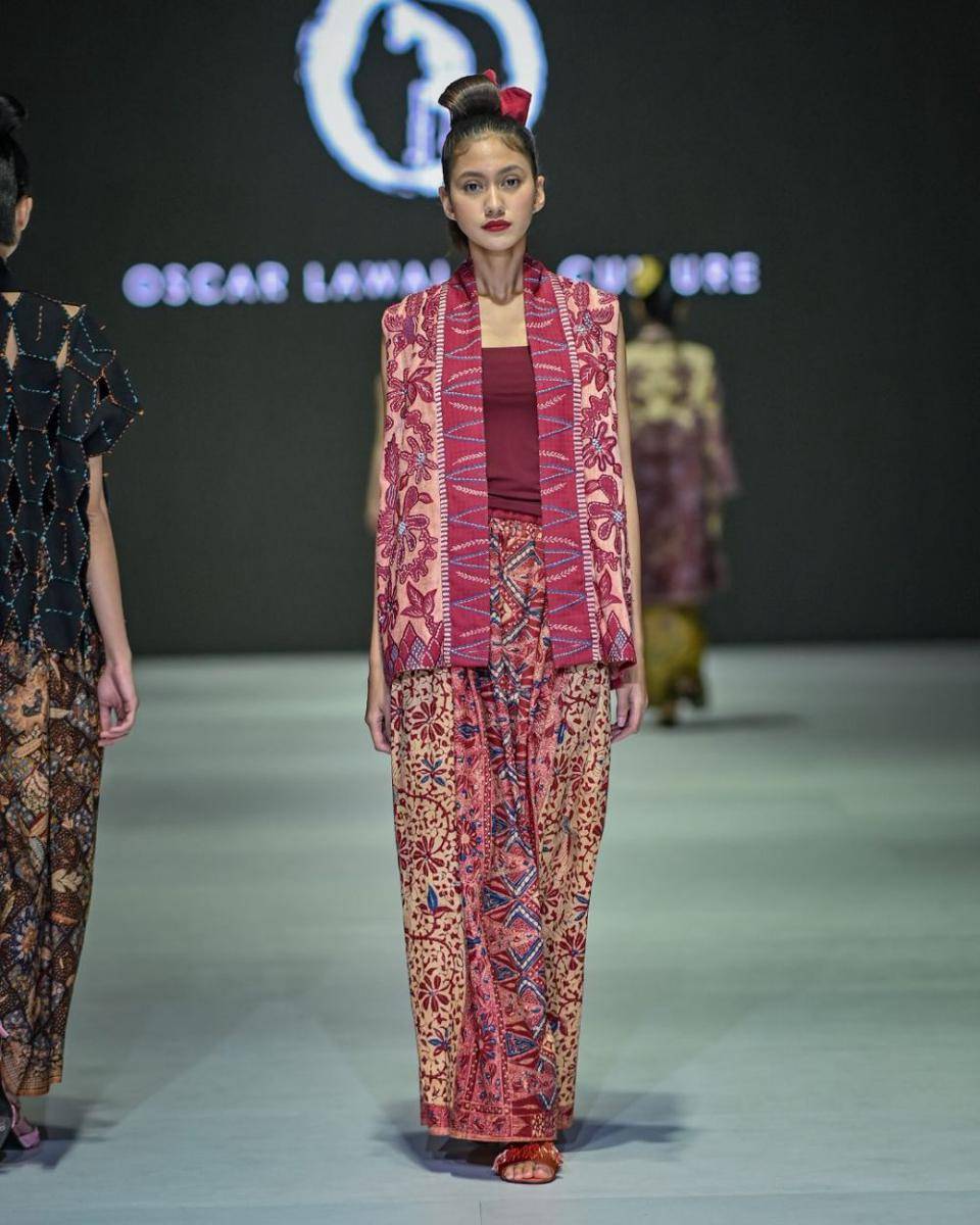 padanan kain tradisional Oscar Lawata Culture di JFW 2024 (dok. Jakarta Fashion Week/Oscar Lawata Culture)