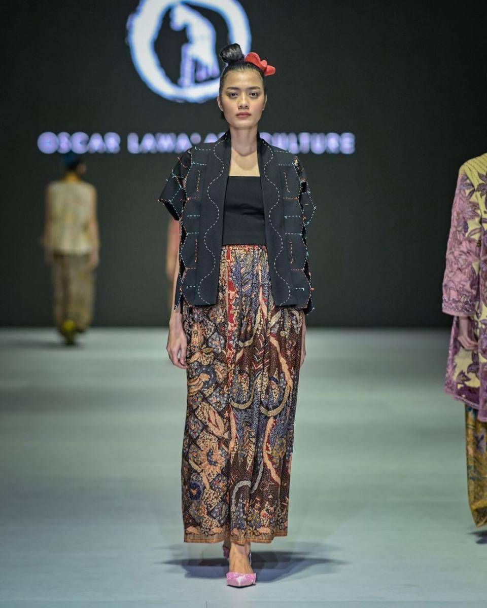 padanan kain tradisional Oscar Lawata Culture di JFW 2024 (dok. Jakarta Fashion Week/Oscar Lawata Culture)