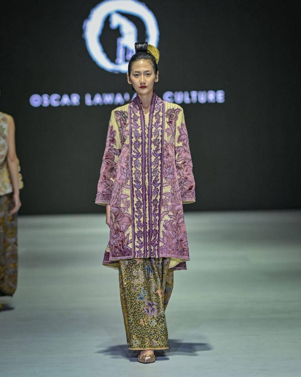 padanan kain tradisional Oscar Lawata Culture di JFW 2024 (dok. Jakarta Fashion Week/Oscar Lawata Culture)