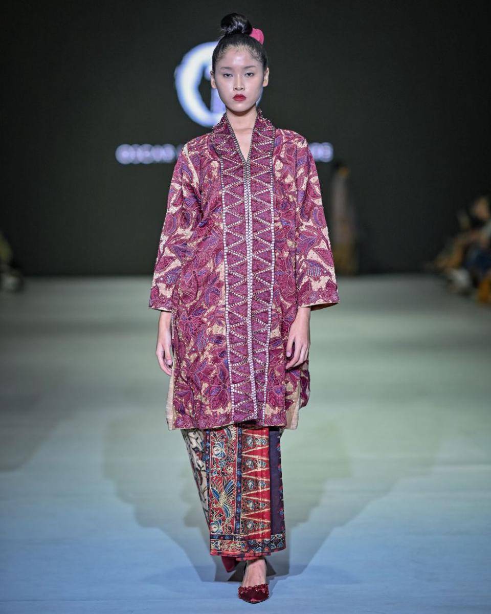 padanan kain tradisional Oscar Lawata Culture di JFW 2024 (dok. Jakarta Fashion Week/Oscar Lawata Culture)