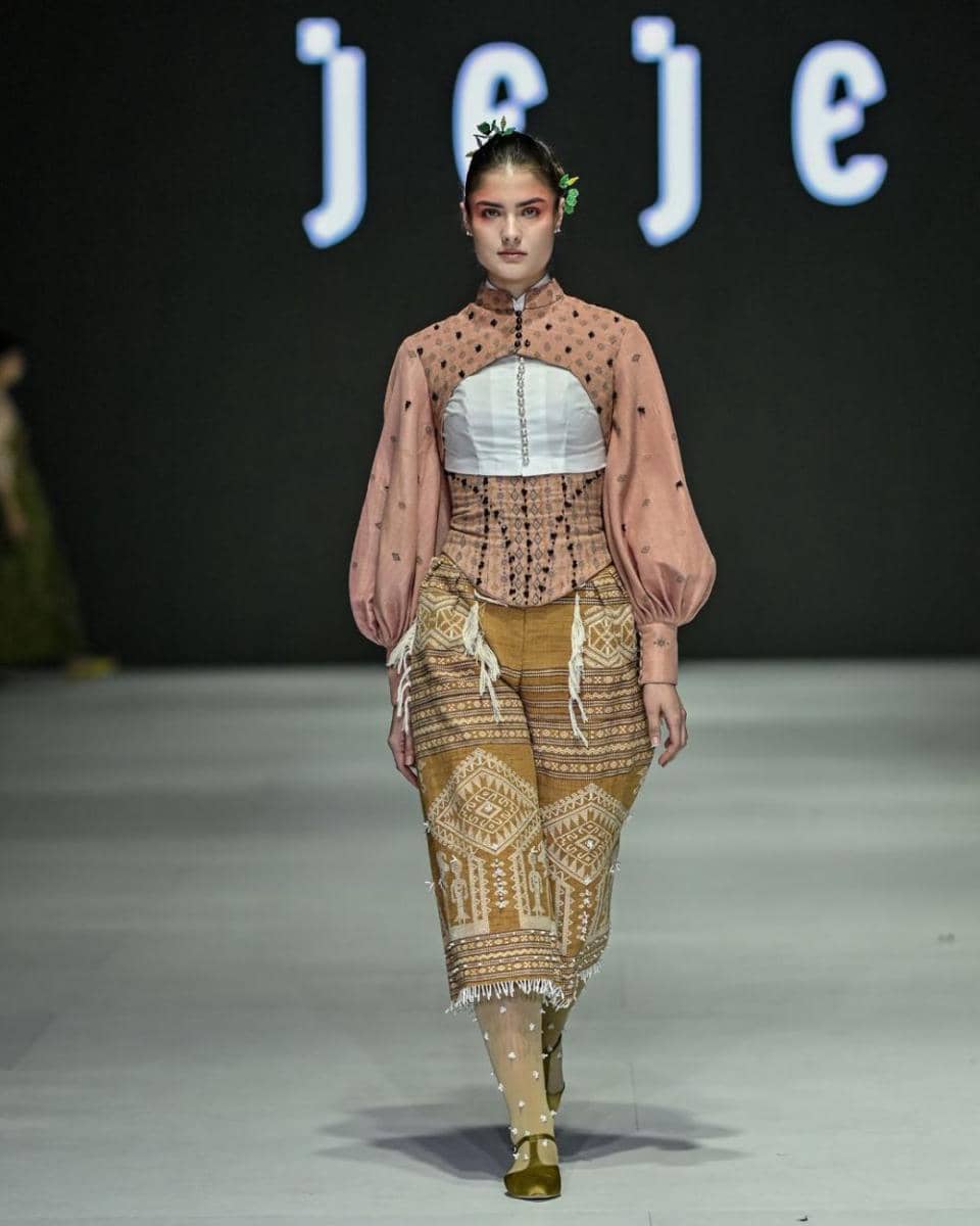 inspirasi outfit etnik modern di JFW 2024 (dok. Jakarta Fashion Week/JEJE)