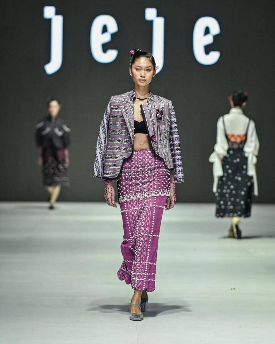 inspirasi outfit etnik modern di JFW 2024 (dok. Jakarta Fashion Week/JEJE)